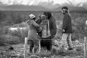 Miembros de la comunidad mapuche de Cushamen, después de escuchar que se encontró un cadáver en el río Chubut. Foto: Alejandra Bartoliche, AFP