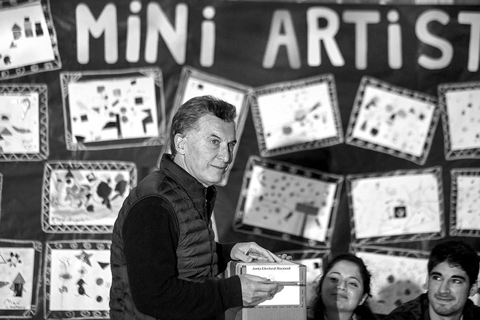 El presidente argentino Mauricio Macri, vota durante las elecciones legislativas, ayer, en Buenos Aires. Foto: Eitan Abramovich, AFP