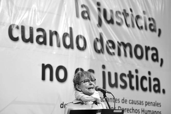 Gisella Marsiglia, durante un acto por la violación a los derechos humanos durante el terrorismo de Estado, ayer, en la Plaza Libertad. Foto: Federico Gutiérrez