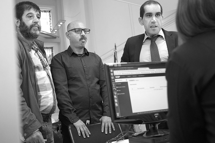 Fernando Pereira y Marcelo Abdala, presidente y secretario general del PIT-CNT, y el abogado Gonzalo Aires Frugone, ayer, en la Fiscalía General de la Nación. Foto: Pablo Vignali