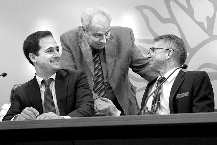 Gonzalo Giambruno, director de Plataforma de Desarrollo de UPM; Víctor Rossi, ministro de Transporte y Obras Públicas; y Jaakko Sarantola, vicepresidente senior de Desarrollo de Negocios de UPM, ayer, en la Torre Ejecutiva. Foto: Andrés Cuenca