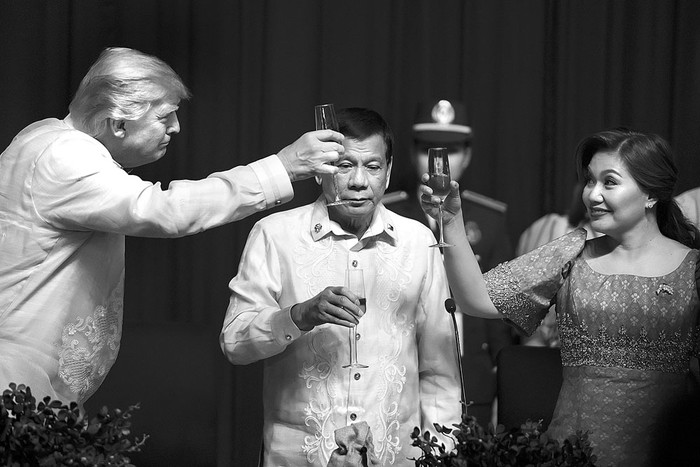 Donald Trump,  presidente estadounidense,  Rodrigo Duterte, presidente filipino y su pareja  Honeylet Avancena, ayer, durante una cena de gala en Manila. Foto: Jim Watson, AFP