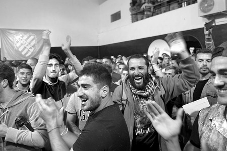 Los futbolistas de Más Unidos Que Nunca, al final de una asamblea en la Mutual. (Archivo: noviembre 2017) · Foto: Andrés Cuenca Los futbolistas de Más Unidos Que Nunca, al final de una asamblea en la Mutual. (Archivo: noviembre 2017) · Foto: Andrés Cuenca