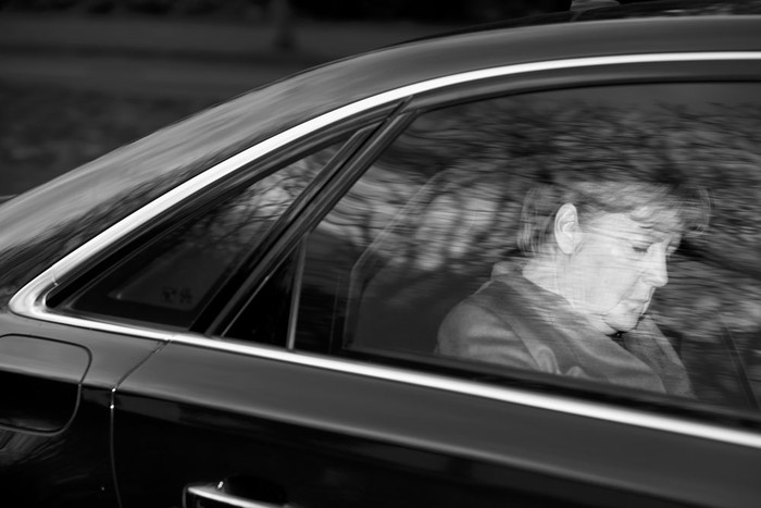 Angela Merkel se retira en su auto del Palacio de Bellevue luego de reunirse con el presidente Alemán. Foto: Odd Andersen, AFP