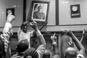 Retiran el retrato de Robert Mugabe en el Centro de Conferencia Internacional, donde el parlamento tenía su sesión, ayer, en Zimbabue. Foto: Jekesai Njikizana, AFP