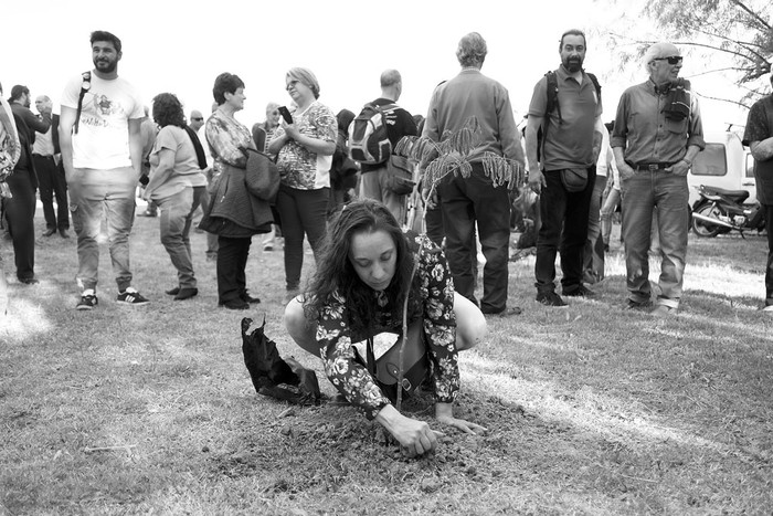 Plantado de árboles, ayer, en la inauguración de la Placa de la Memoria a las víctimas de terrorismo de Estado de La Tablada. Foto: Pablo Vignali