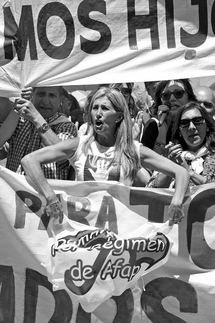 Movilización de “cincuentones”, ayer, frente al edificio anexo del Palacio Legislativo. Foto: Federico Gutiérrez