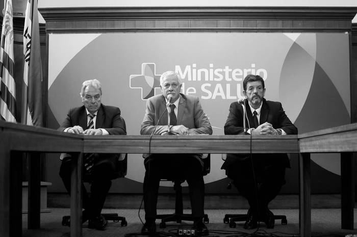 Jorge Quian, Jorge Basso y Arturo Echevarría, ayer en el Ministerio de Salud Pública. Foto: Juan Manuel Ramos