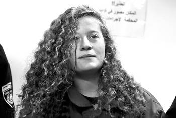 Ahed Tamimi, palestina de dieciséis años, ayer, antes de comparecer ante el tribunal militar en la prisión militar de Ofer en la aldea de Betunia en Cisjordania. Foto: Ahmad Gharabli, AFP Ahed Tamimi, palestina de dieciséis años, ayer, antes de comparecer ante el tribunal militar en la prisión militar de Ofer en la aldea de Betunia en Cisjordania. Foto: Ahmad Gharabli, AFP