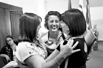 Elbia Pereira, secretaria general de la Federación Uruguaya de Magisterio, Glaci de Oliveira, firmante numero uno, y Claudia Bianchi, directora de la escuela 90, Pedro Figari de Montevideo, ayer, en la sede del Consejo de Educación Inicial y Primaria. Foto: Federico Gutiérrez Elbia Pereira, secretaria general de la Federación Uruguaya de Magisterio, Glaci de Oliveira, firmante numero uno, y Claudia Bianchi, directora de la escuela 90, Pedro Figari de Montevideo, ayer, en la sede del Consejo de Educación Inicial y Primaria. Foto: Federico Gutiérrez