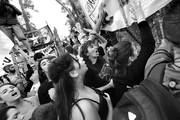 Manifestación frente a la casa del represor Miguel Etchecolatz, luego de que la justicia le otorgara prisión domiciliaria, ayer, en Mar del Plata, Argentina. Foto: Marina Devo, AFP