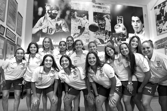 Las jugadoras de la selección de fútbol sub 20, ayer, en el Museo del Fútbol. Foto: Andrés Cuenca