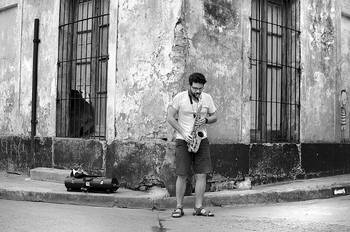 El músico francés Grégory Sallet, del grupo Sur Ecoute 4tet, en la esquina de Ricardo Detomasi y Ricardo Braceras, de la ciudad de Mercedes, en el marco del festival Jazz a la Calle. Foto: Juan Manuel Ramos El músico francés Grégory Sallet, del grupo Sur Ecoute 4tet, en la esquina de Ricardo Detomasi y Ricardo Braceras, de la ciudad de Mercedes, en el marco del festival Jazz a la Calle. Foto: Juan Manuel Ramos