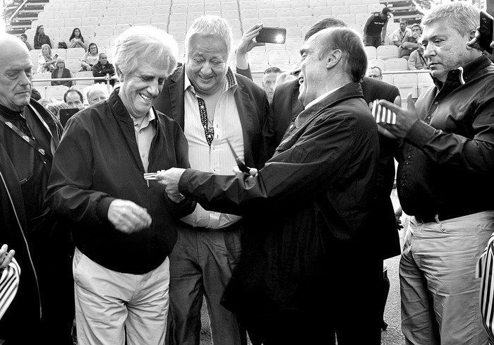 Tabaré Vázquez, Enrique Espert, Daniel Martínez y Juan Salgado, ayer, antes del desfile de Carnaval, en la plaza Independencia. Foto: Federico Gutiérrez