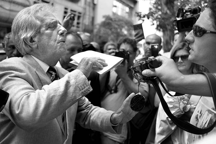 Tabaré Vázquez discute con productores rurales, ayer, afuera del Ministerio de Ganadería, Agricultura y Pesca. Foto: Pablo Vignali