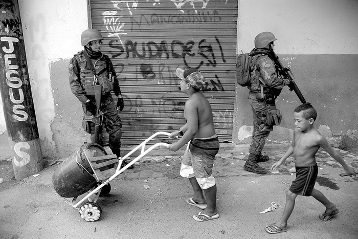 Fusileros Navales participan de una operación en la favela Kelson's, ayer, en la zona norte de Río de Janeiro. Foto: Fernando Frazão, Agência Brasil