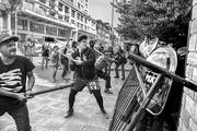 Manifestantes se enfrentan a policías antidisturbios, durante una protesta por la extradición a Chile, a Facundo Jones Huala, ayer, en Bariloche. Foto: Alejandra Bartolice, AFP