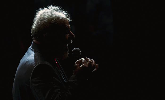 Luiz Inácio Lula da Silva durante un acto de partidos de izquierda brasileños, el lunes, en el Circo Voador, en Río de Janeiro, Brasil.  · Foto: Mauro Pimentel