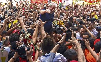 Luiz Inácio Lula da Silva, después de asistir a una misa católica en memoria de su difunta esposa Marisa Leticia, el sábado, en el edificio del sindicato de trabajadores metalúrgicos en Sao Bernardo do Campo, San Pablo, Brasil.
Luiz Inácio Lula da Silva, después de asistir a una misa católica en memoria de su difunta esposa Marisa Leticia, el sábado, en el edificio del sindicato de trabajadores metalúrgicos en Sao Bernardo do Campo, San Pablo, Brasil.
