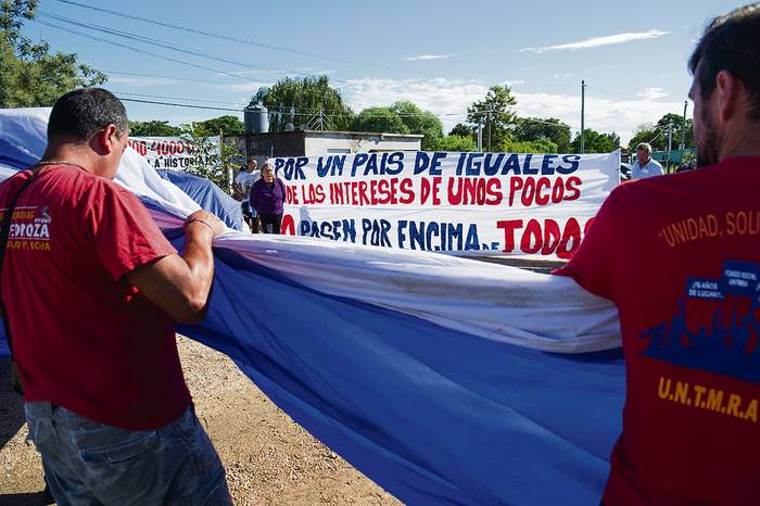 Concentración de trabajadores del PIT-CNT, frente a manifestantes de Un solo Uruguay, ayer, fuera del Consejo de Ministros, en Playa Pascual, San José. 
 · Foto: Pablo Vignali