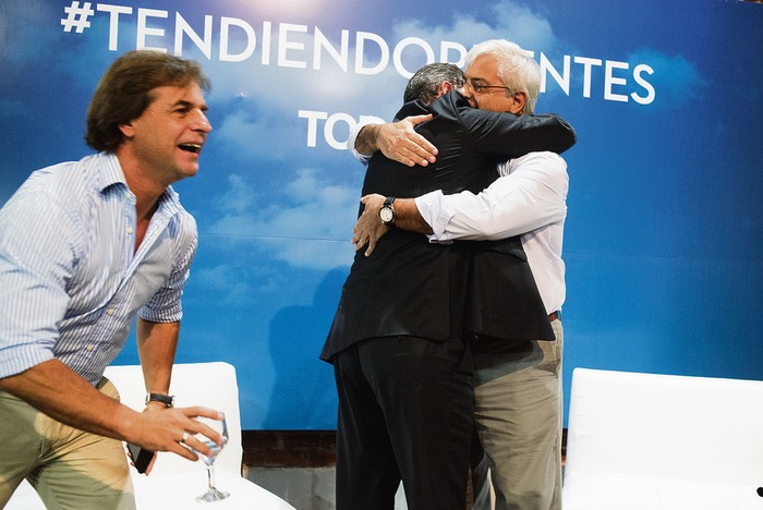 Luis Lacalle Pou, Álvaro Delgado y Gonzalo Mujica, ayer, en la Casa del Partido Nacional. 
 · Foto: Ricardo Antúnez