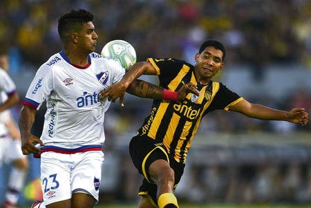 Diego Polenta, de Nacional, y Cristian Palacios, de Peñarol, durante el clásico, ayer, en el estadio Centenario. Foto: Fernando Morán
Diego Polenta, de Nacional, y Cristian Palacios, de Peñarol, durante el clásico, ayer, en el estadio Centenario. Foto: Fernando Morán