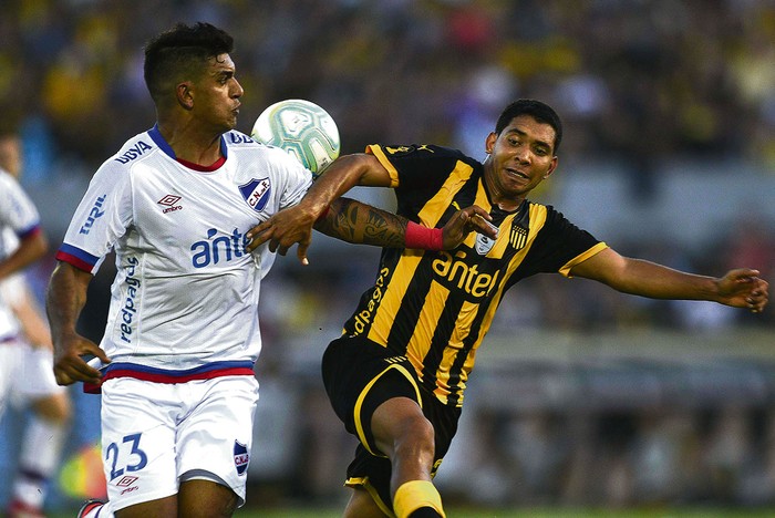 Diego Polenta, de Nacional, y Cristian Palacios, de Peñarol, durante el clásico, ayer, en el estadio Centenario. Foto: Fernando Morán 
