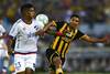 Diego Polenta, de Nacional, y Cristian Palacios, de Peñarol, durante el clásico, ayer, en el estadio Centenario. Foto: Fernando Morán
Diego Polenta, de Nacional, y Cristian Palacios, de Peñarol, durante el clásico, ayer, en el estadio Centenario. Foto: Fernando Morán
