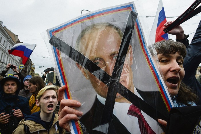 Opositores durante una concentración contra Putin, en San Petersburgo. · Foto: Olga Maltseva