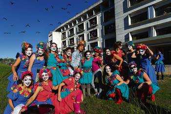 Internas de la cárcel de mujeres posan con la murga de mujeres Cero Bola, en la celebración del Día de la Madre.
Internas de la cárcel de mujeres posan con la murga de mujeres Cero Bola, en la celebración del Día de la Madre.