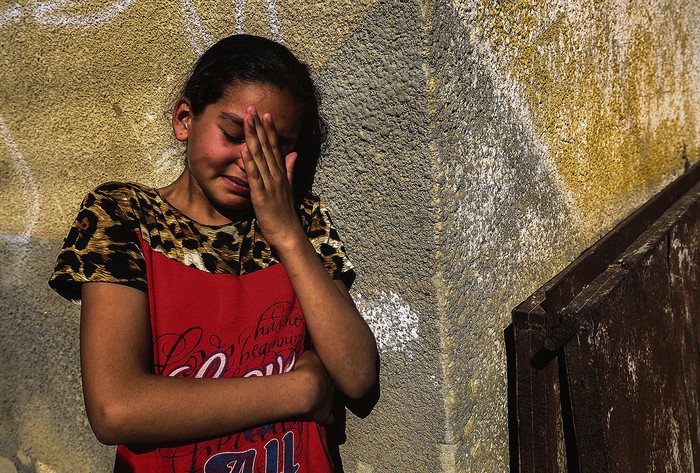 Una familiar del palestino Mahmoud Abu Taima, muerto durante una protesta, ayer, en el funeral en Khan Yunis, en el sur de la Franja de Gaza.
foto: said khatib, afp · Foto: Said Khatib