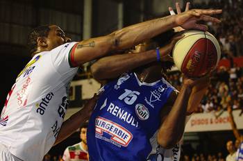 Jeremis Smith, de Aguada, y Hátila Passos, de Malvín, anoche, en el Palacio Peñarol. Jeremis Smith, de Aguada, y Hátila Passos, de Malvín, anoche, en el Palacio Peñarol.