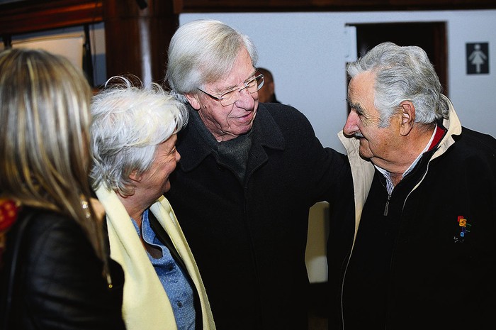 Claudia Hugo, Lucía Topolansky, José Mujica y Danilo Astori, ayer, en el aniversario de Asamblea Uruguay, en El Galpón.
 · Foto: Juan Manuel Ramos