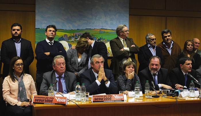 Jorge Larrañaga (c), ayer, en el lanzamiento de la campaña de recolección de firmas. · Foto: Pablo Vignali