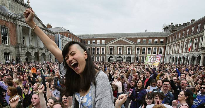 Activistas por el Sí festejan el resultado del referéndum sobre el aborto en Irlanda. · Foto: Paul Faith