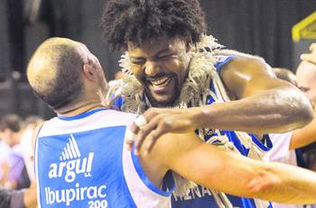 Nicolás Mazzarino y Hátila Passos, de Malvín, festejan la conquista de la Liga Uruguaya de Básquetbol. Archivo: mayo 2018. Nicolás Mazzarino y Hátila Passos, de Malvín, festejan la conquista de la Liga Uruguaya de Básquetbol. Archivo: mayo 2018.