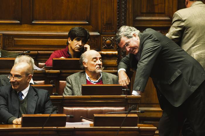 Pablo Mieres y Pedro Bordaberry, ayer, en la Asamblea General. · Foto: Federico Gutiérrez
