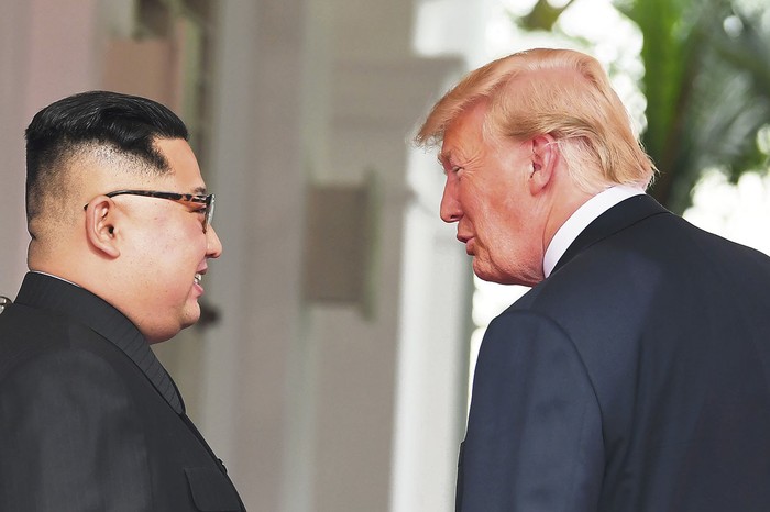 Kim Jong-un, líder norcoreano, y Donald Trump, presidente estadounidense, ayer, en el hotel Capella, en la isla Sentosa, en Singapur.
 · Foto: Saul Loeb