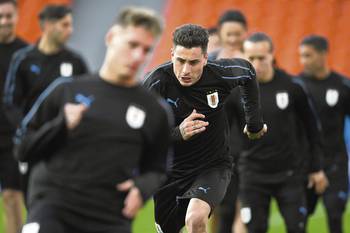 José María Gimenez (c), durante un entrenamiento de la selección uruguaya, ayer, en Ekaterinburgo, Rusia.
José María Gimenez (c), durante un entrenamiento de la selección uruguaya, ayer, en Ekaterinburgo, Rusia.
