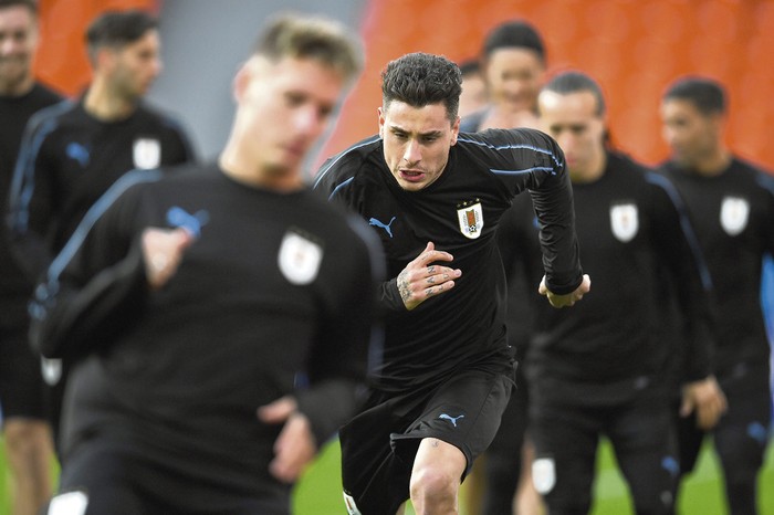 José María Gimenez (c), durante un entrenamiento de la selección uruguaya, ayer, en Ekaterinburgo, Rusia. 
 · Foto: Jorge Guerrero