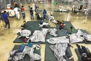 Niños que fueron separados de sus madres y padres, inmigrantes, por la Patrulla Fronteriza de Estados Unidos, en el Centro de Procesamiento Central en McAllen, Texas.
