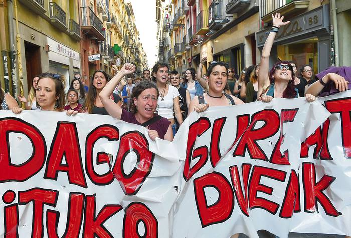 Manifestación, ayer, en Pamplona, contra el fallo judicial de liberar a cinco hombres sentenciados por abuso sexual.
 · Foto: Ander Gillenea