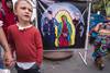 Pancarta que representa el arresto de Nuestra Señora de Guadalupe por parte de agentes fronterizos, durante una manifestación que exige que los niños separados de sus padres inmigrantes, sean restituídos a sus familias.
· Foto: David Mcnew Pancarta que representa el arresto de Nuestra Señora de Guadalupe por parte de agentes fronterizos, durante una manifestación que exige que los niños separados de sus padres inmigrantes, sean restituídos a sus familias.
· Foto: David Mcnew