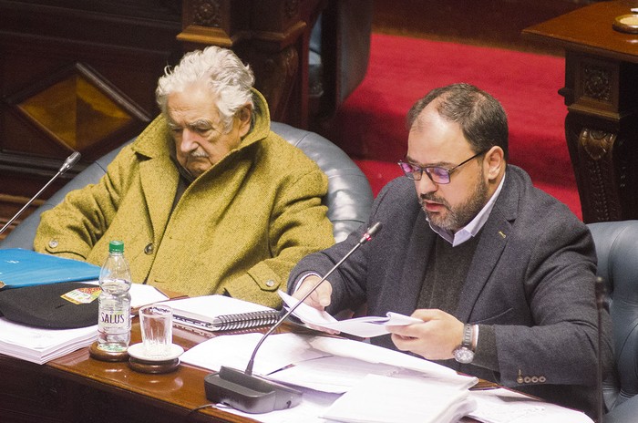José Mujica y Charles Carrera, ayer, en la sesión del Senado. · Foto: Alessandro Maradei