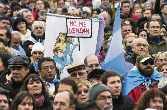 Manifiestación contra el presidente Mauricio Macri y el último acuerdo con el Fondo Monetario Internacional, ayer, en la Avenida 9 de Julio, en Buenos Aires.
 · Foto: Eitan Abramovich