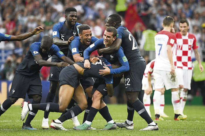 Los jugadores de Francia festejan luego de ganar la final del Mundial Rusia 2018, ayer, en el estadio Luzhniki, en Moscú. Foto: Jewel Samad, AFP
