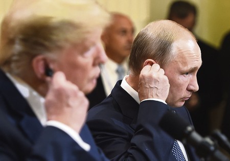Donald Trump y Vladimir Putin, durante una conferencia de prensa conjunta, ayer, en el Palacio Presidencial en Helsinki.
· Foto: Brendan Smialowski Donald Trump y Vladimir Putin, durante una conferencia de prensa conjunta, ayer, en el Palacio Presidencial en Helsinki.
· Foto: Brendan Smialowski
