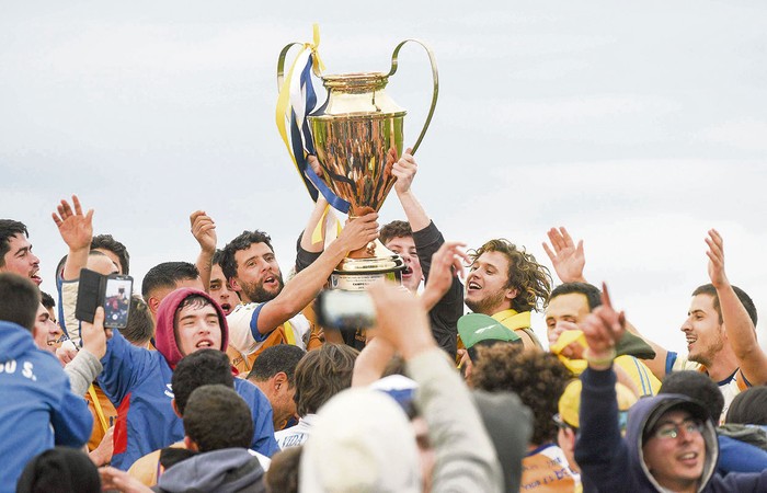 Darío Calabuig, de Bella Vista, festeja con la Copa Nacional de Clubes Divisional A, ayer, en el estadio Casto Martínez Laguarda, en San José. · Foto: Fernando Morán