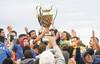 Darío Calabuig, de Bella Vista, festeja con la Copa Nacional de Clubes Divisional A, ayer, en el estadio Casto Martínez Laguarda, en San José. · Foto: Fernando Morán Darío Calabuig, de Bella Vista, festeja con la Copa Nacional de Clubes Divisional A, ayer, en el estadio Casto Martínez Laguarda, en San José. · Foto: Fernando Morán