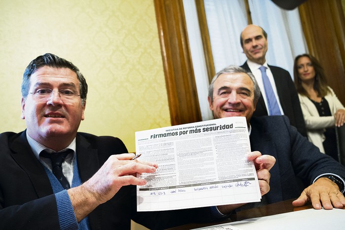 Pedro Bordaberry y Jorge Larrañaga, ayer, luego de la firma de Bordaberry por seguridad, en el Palacio Legislativo. · Foto: Pablo Vignali